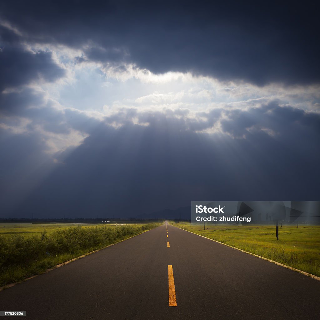 Straße durch grassland mit Wolke und ray light - Lizenzfrei Abstrakt Stock-Foto