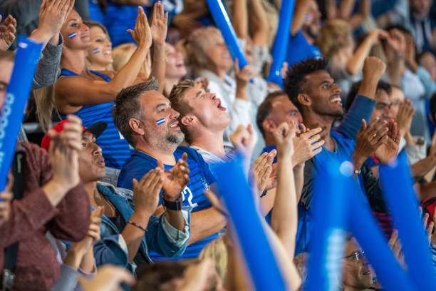 spectators cheering in stadiumspectators cheering in stadium - fã imagens e fotografias de stock