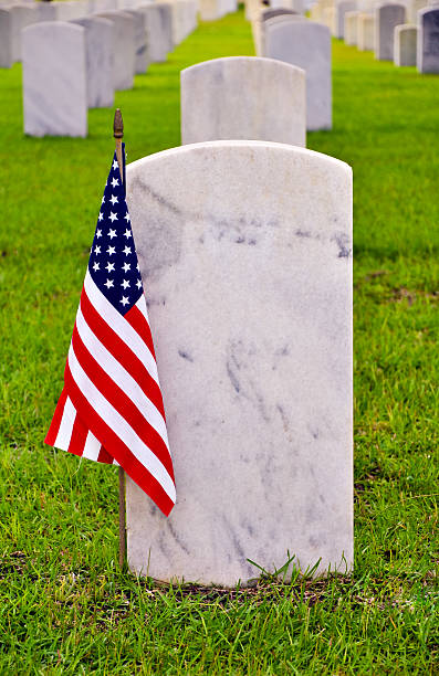 gravestone z powalone soldier z amerykańska flaga - arlington national cemetery tombstone arlington virginia cemetery zdjęcia i obrazy z banku zdjęć