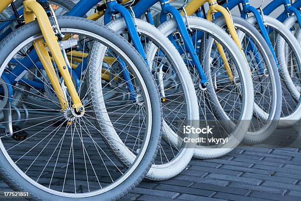 Foto de Bicicletas e mais fotos de stock de Colúmbia Britânica - Colúmbia Britânica, Pessoas, Atividade Recreativa