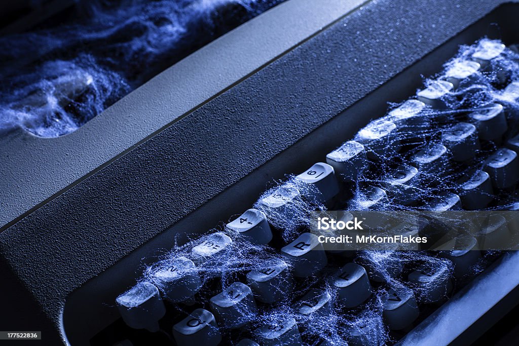 Пишущая машинка с Паутина - Стоковые фото Без людей роялти-фри
