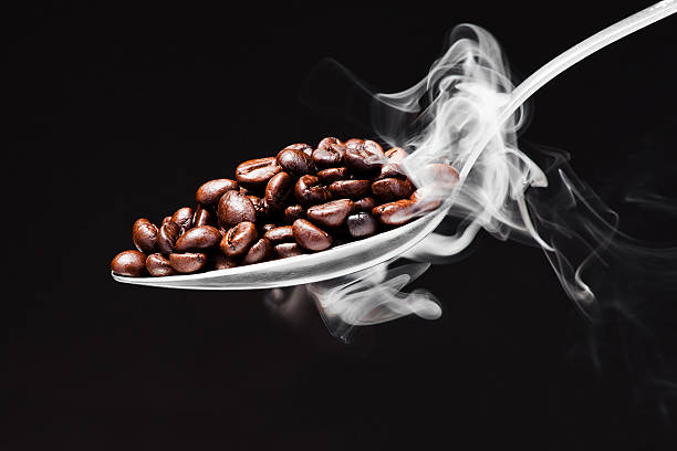 cuillère à café avec fumée sur fond noir - black coffee coffee macro cafe photos et images de collection
