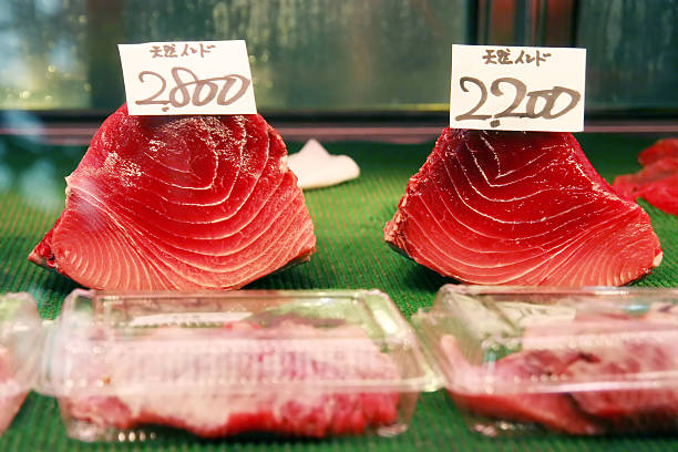 тунец сопряжения для продажи в рыбный рынок цукидзи - tuna tuna steak raw bluefin tuna стоковые фото и изображения