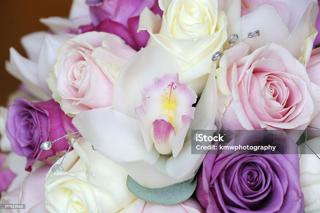 Ramo para novias de orchid y rosas - Foto de stock de Arreglo libre de derechos