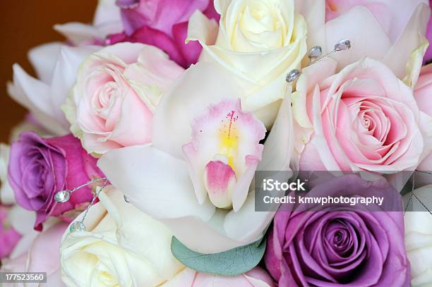 Spose E Rose Bouquet Di Orchidee - Fotografie stock e altre immagini di Bellezza - Bellezza, Bianco, Bouquet