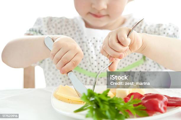 소녀만 자신의 저녁 식사 아이에 대한 스톡 사진 및 기타 이미지 - 아이, 치즈, 식사 예절