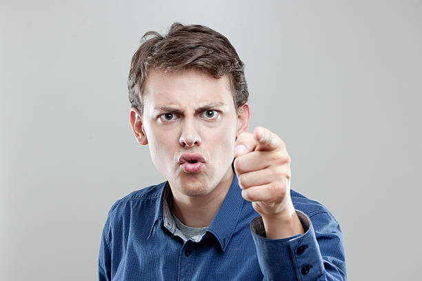 angry Retrato de un hombre joven en camisa azul - foto de stock