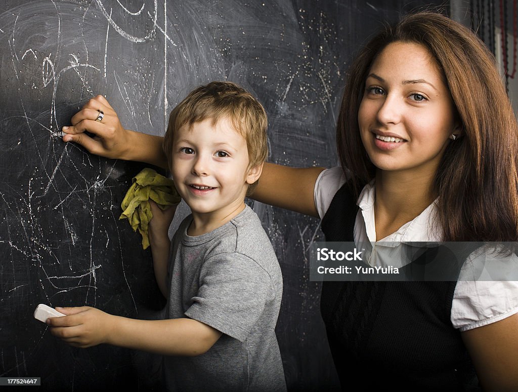 Poco niño atractivo en clase con profesor - Foto de stock de Adulto libre de derechos