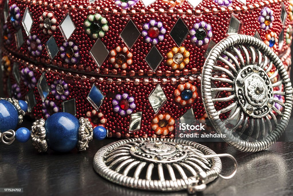 Alte indische jewelery box mit Ohrringe. - Lizenzfrei Accessoires Stock-Foto