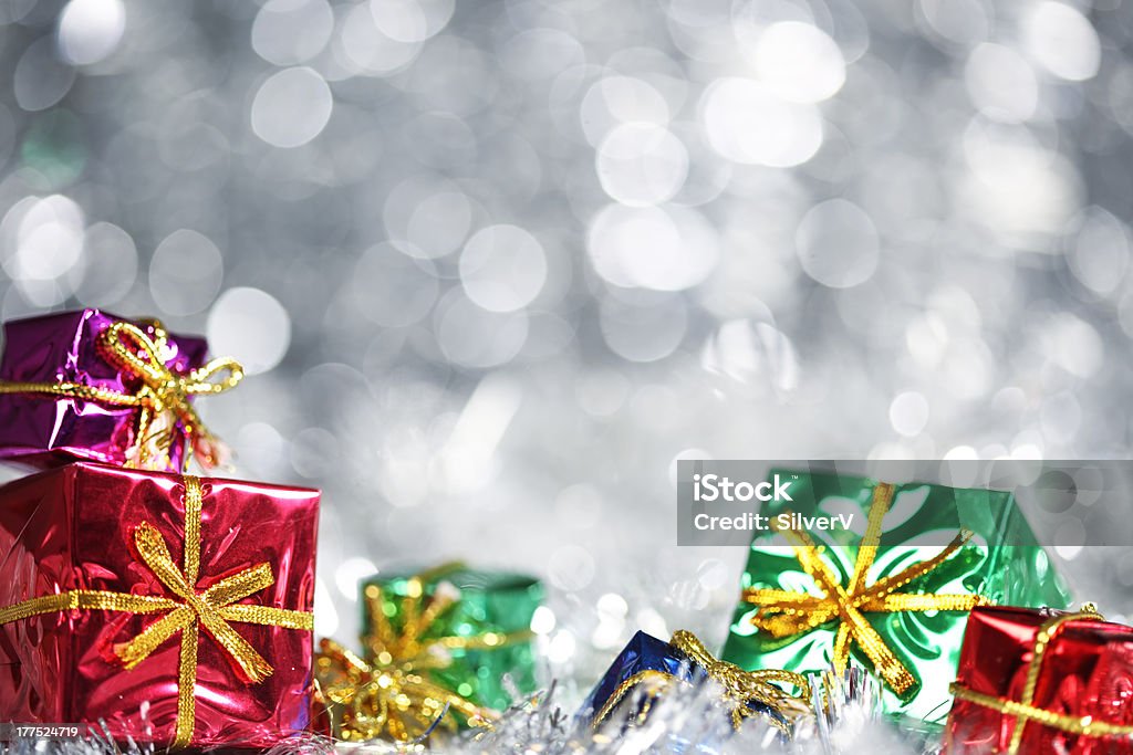 Silver Christmas background with представляет - Стоковые фото Без людей роялти-фри