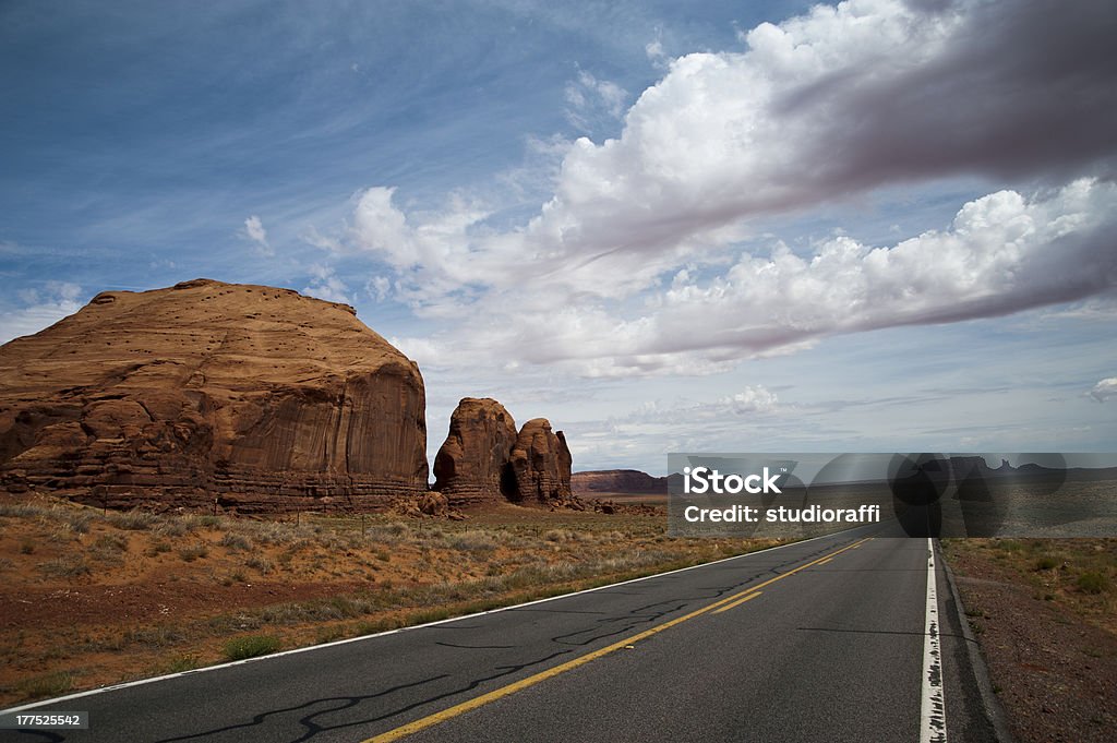 Dirigindo na estrada de Monument Valley - Foto de stock de Arizona royalty-free