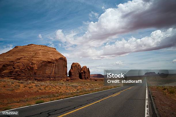 Foto de Dirigindo Na Estrada De Monument Valley e mais fotos de stock de Arizona - Arizona, Cultura Navajo, Céu - Fenômeno natural