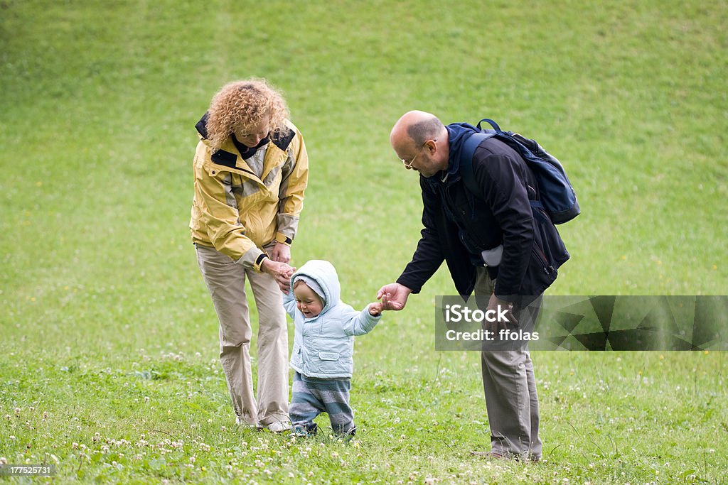 Бабушки и дедушки и их внука, учить ходьба - Стоковые фото 12-17 месяцев роялти-фри