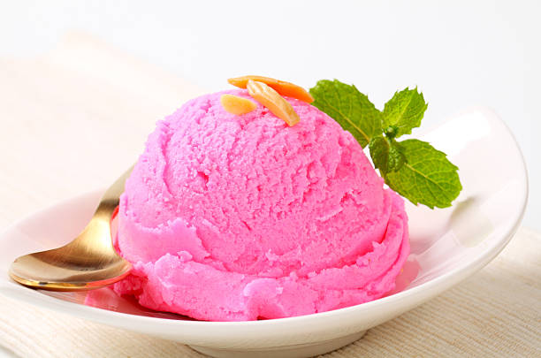 bola de sorvete de cor-de-rosa - raspberry ice cream close up fruit mint - fotografias e filmes do acervo