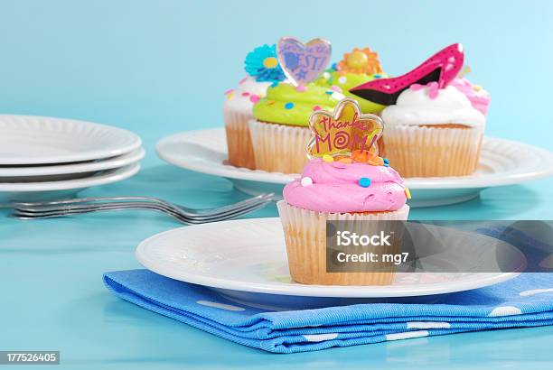 Cupcakes Día De La Madre Foto de stock y más banco de imágenes de Al horno - Al horno, Alcorza, Alimento