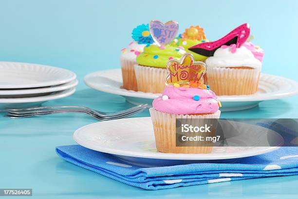 Photo libre de droit de Cupcakes Pour La Fête Des Mères banque d'images et plus d'images libres de droit de Aliment - Aliment, Alimentation lourde, Aliments et boissons