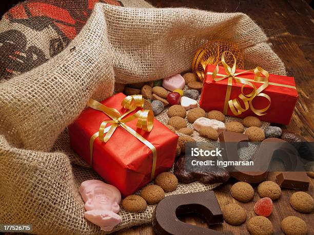 Bolso Con Regalos De San Nicolás Foto de stock y más banco de imágenes de Alimento - Alimento, Arpillera, Beige