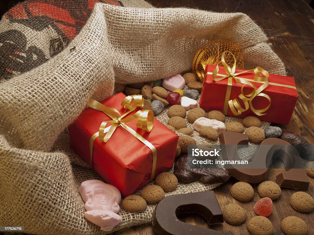 Borsa con regali di San Nicola - Foto stock royalty-free di Babbo Natale