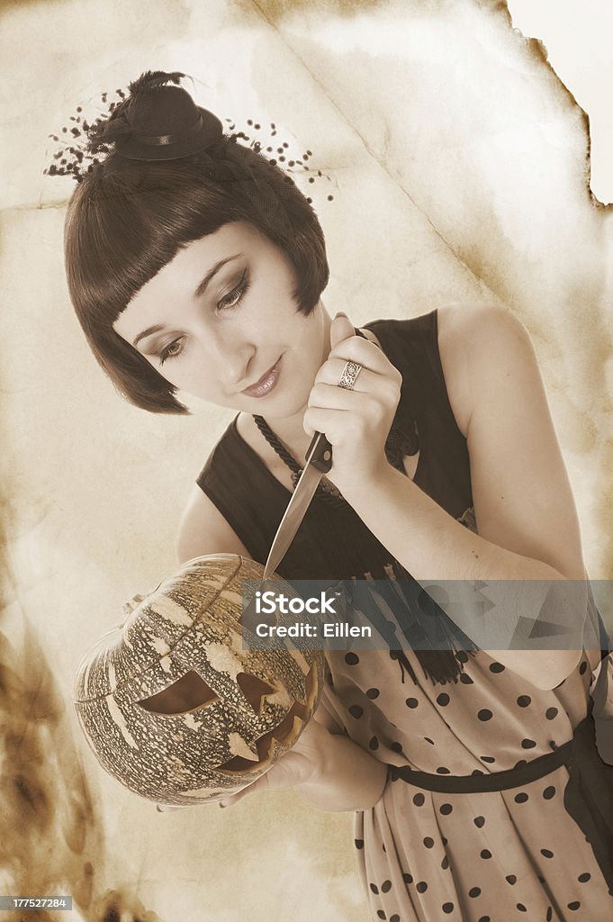 Милая женщина с ножом Разделочный a pumpkin, в ретро стиле - Стоковые фото Бумага роялти-фри