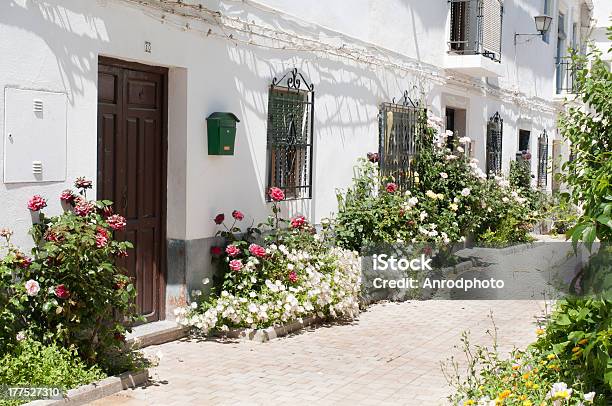 Spanish Village Tradicional Foto de stock y más banco de imágenes de Arquitectura - Arquitectura, Blanco - Color, Blanqueado