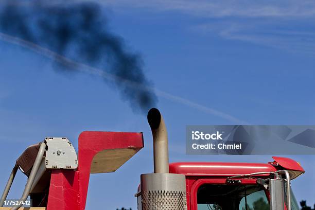 Immagine A Colori Di Nero Da Un Camion Rosso Di Scarico - Fotografie stock e altre immagini di TIR