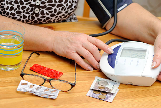 sprawdzanie ciśnienia krwi - pill blood pressure gauge pension close up zdjęcia i obrazy z banku zdjęć