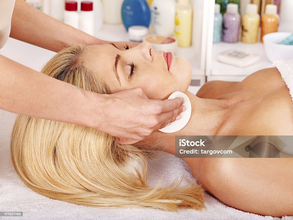 Frau immer Gesichtsmassage. - Lizenzfrei Alternative Behandlungsmethode Stock-Foto
