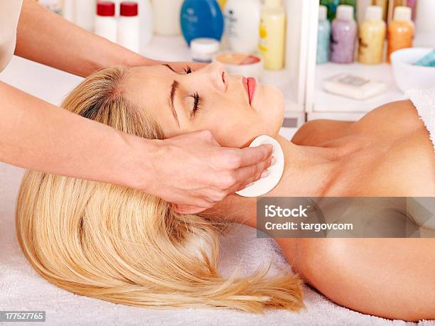 Mulher Ficar Massagem Facial - Fotografias de stock e mais imagens de Adulto - Adulto, Amimar, Beleza
