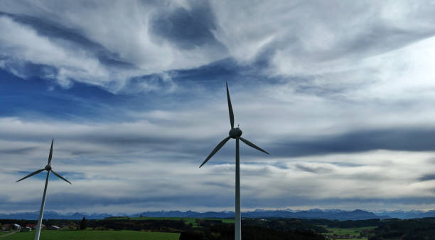 zdjęcie z drona turbin wiatrowych o zachodzie słońca przed alpami algawskimi - european alps mountain air directly above zdjęcia i obrazy z banku zdjęć