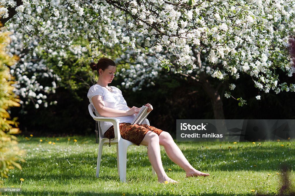 Frau Künstler arbeiten im Frühling orchard - Lizenzfrei 25-29 Jahre Stock-Foto