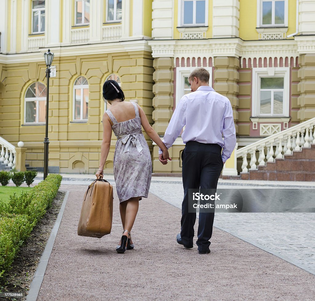 Couple marchant avec femme porter les bagages - Photo de Adulte libre de droits