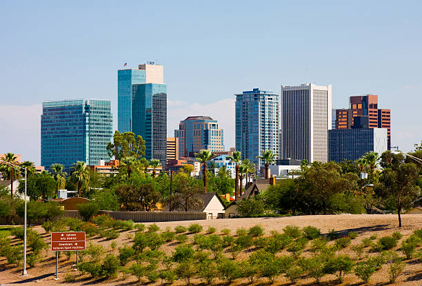 phoenix, en arizona - phoenix arizona skyline desert photos et images de collection