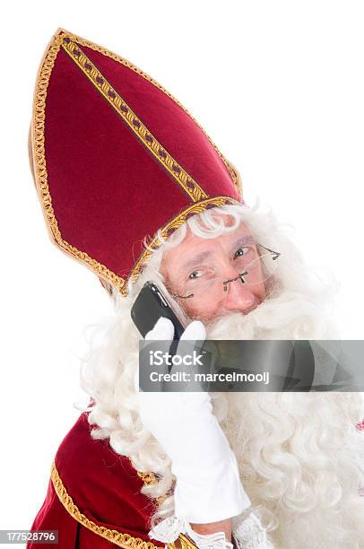 Sinterklaas Con Un Telefono Cellulare - Fotografie stock e altre immagini di Babbo Natale - Babbo Natale, Barba - Peluria del viso, Cappello