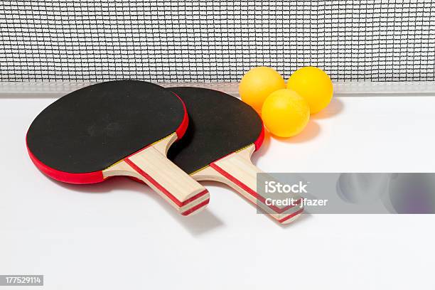 Raquetas Y Pelotas De Tenis De Mesa Foto de stock y más banco de imágenes de Aire libre - Aire libre, Blanco - Color, Color negro