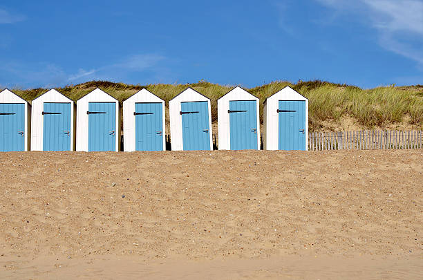 пляж хижинах от vendée во франции - vendee стоковые фото и изображения