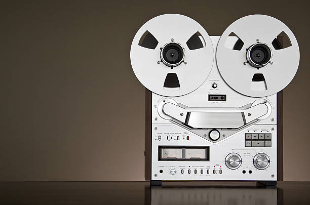 audio analogico stereo bobina, vintage registratore di nastro - reel to reel tape foto e immagini stock