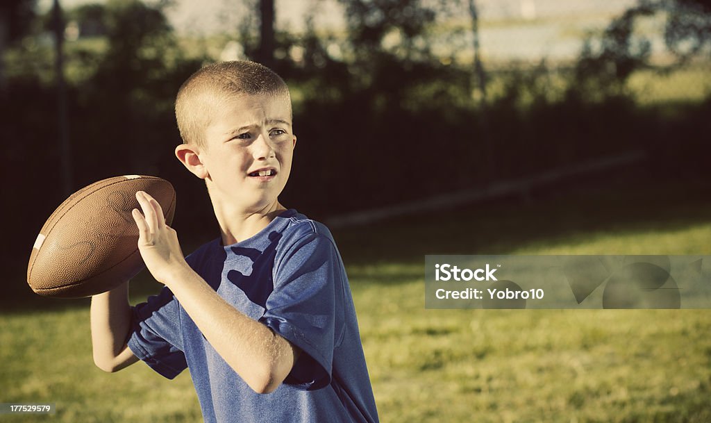 Young patio de colegio Quarterback - Foto de stock de Fútbol americano - Pelota libre de derechos