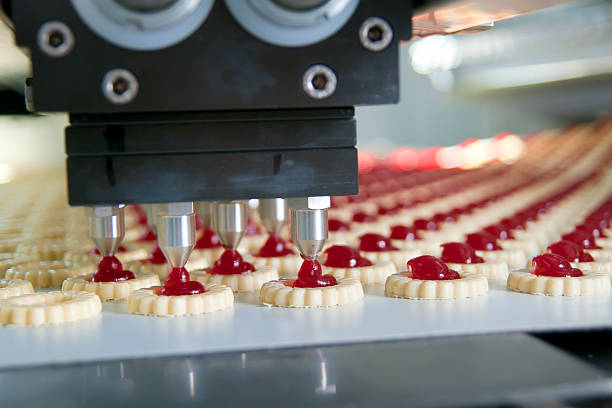 クッキーの生産工場 - お菓子 ストックフォ  トと画像