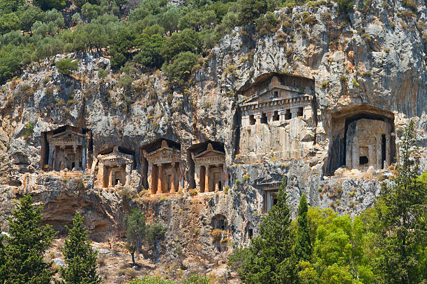 kaunian rock-gräber von dalyan - hünengrab stock-fotos und bilder