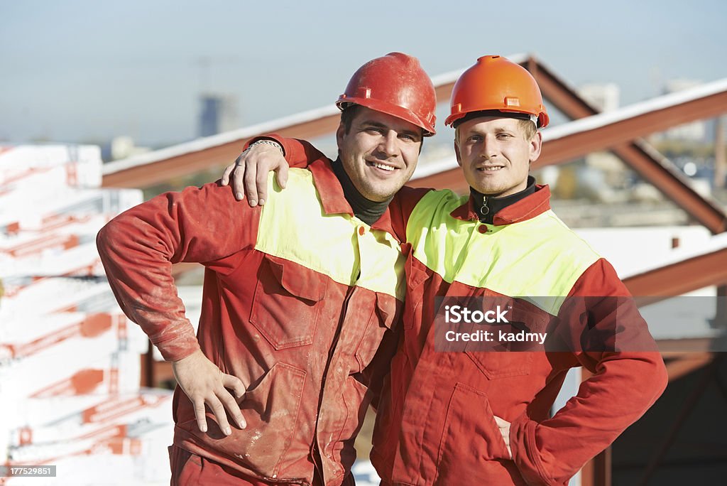 Счастливый builder рабочих на строительной площадке, - Стоковые фото Бригадир роялти-фри