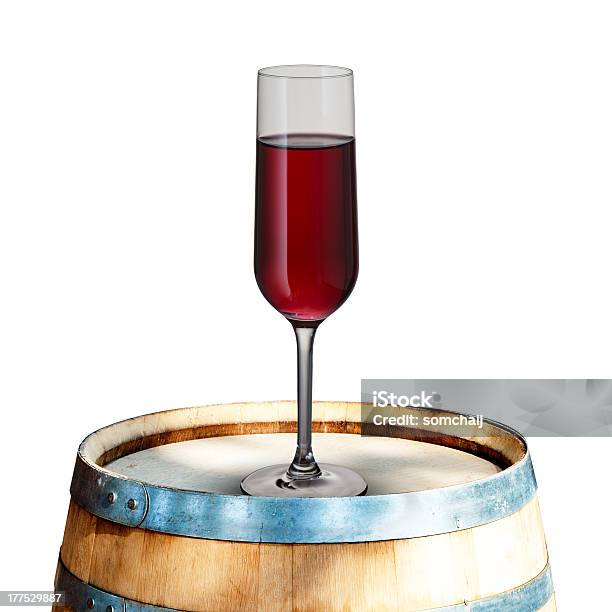 Copo De Vinho Tinto Em Madeira Cilindro - Fotografias de stock e mais imagens de Barril - Barril, Barril de vinho, Bebida