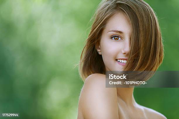 Lächelnd Schöne Junge Frau Nahaufnahme Stockfoto und mehr Bilder von Attraktive Frau - Attraktive Frau, Auge, Bühnenschminke