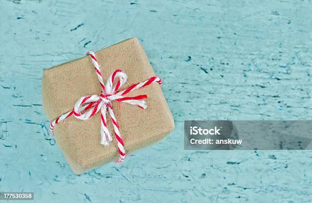 Caixa De Presente Embrulhado Em Papel Pardo Com Vermelho Listrado Cadeia - Fotografias de stock e mais imagens de Aniversário