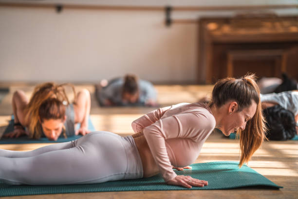 grupo de ensino de instrutor de pilates caucasiano - 15830 - fotografias e filmes do acervo