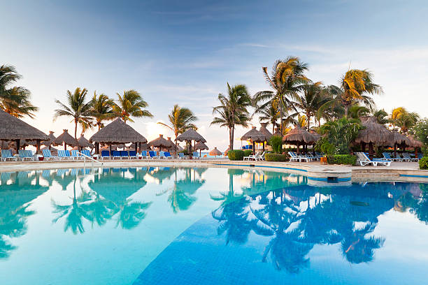 swimming pool at sunrise in mexico - 旅遊度假區 個照片及圖片檔