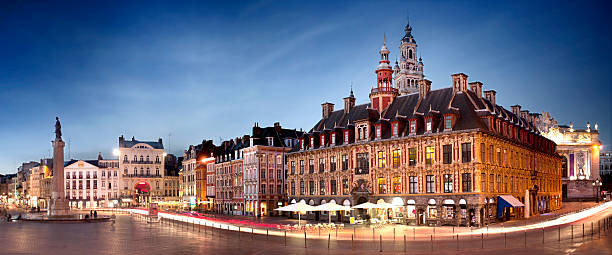 belfry und gebäude auf dem hauptplatz von lille-france - glockenturm stock-fotos und bilder