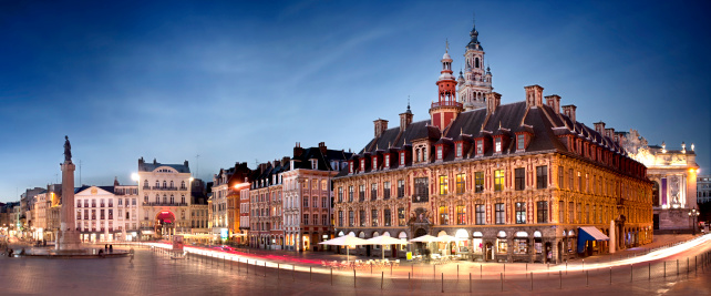 Belfry y el edificio en la plaza principal de Lille-Francia photo