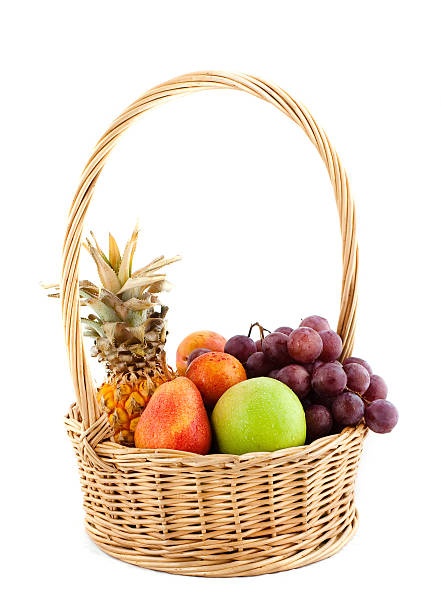 свежие фру�кты в корзину - plum fruit basket wicker стоковые фото и изображения
