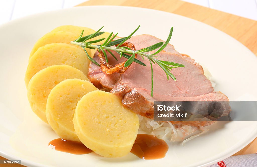 Teigtaschen mit Schweinefleisch mit Kartoffeln und Weißkohl - Lizenzfrei Bratengericht Stock-Foto