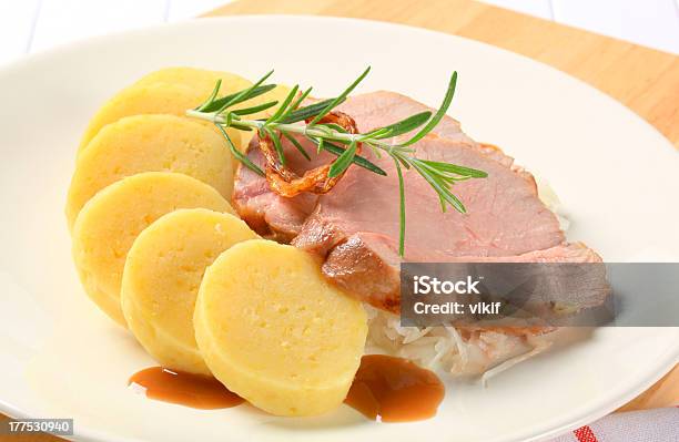 Teigtaschen Mit Schweinefleisch Mit Kartoffeln Und Weißkohl Stockfoto und mehr Bilder von Bratengericht